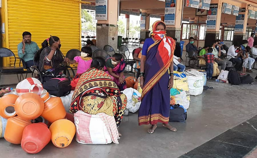 ಬೀದರ್ನ ಕೇಂದ್ರ ಬಸ್ ನಿಲ್ದಾಣದಲ್ಲಿ ಮಂಗಳವಾರ ಬೆಂಗಳೂರಿನಿಂದ ಬಂದಿಳಿದ ಭಾಲ್ಕಿ ತಾಲ್ಲೂಕಿನ ಗ್ರಾಮವೊಂದರ ಕಾರ್ಮಿಕರು