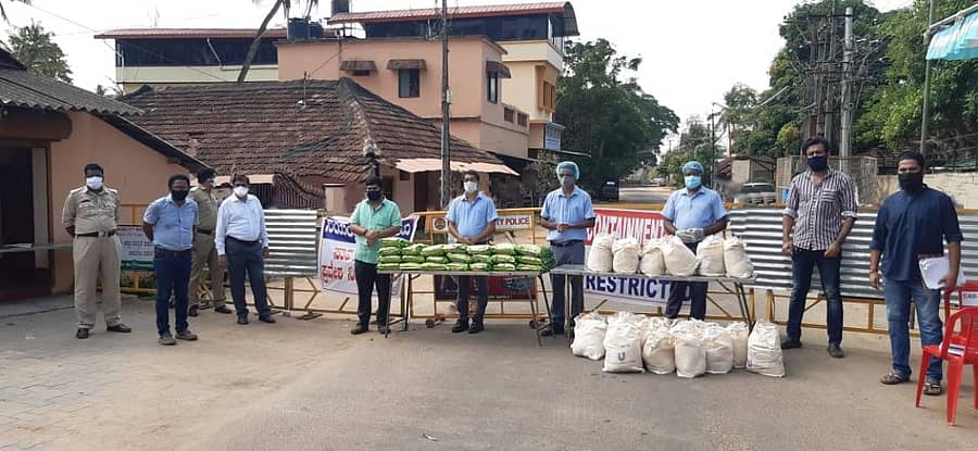 ಮಂಗಳೂರಿನ ಬೋಳೂರು ಪರಿಸರದ ನಿವಾಸಿಗಳಿಗೆ ಹಿಂದೂಸ್ತಾನ್ ಯೂನಿಲಿವರ್ ನೀಡಿದ ಕಿಟ್ಗಳನ್ನು ಮಂಗಳವಾರ ಅಧಿಕಾರಿಗಳಿಗೆ ಹಸ್ತಾಂತರಿಸಲಾಯಿತು.