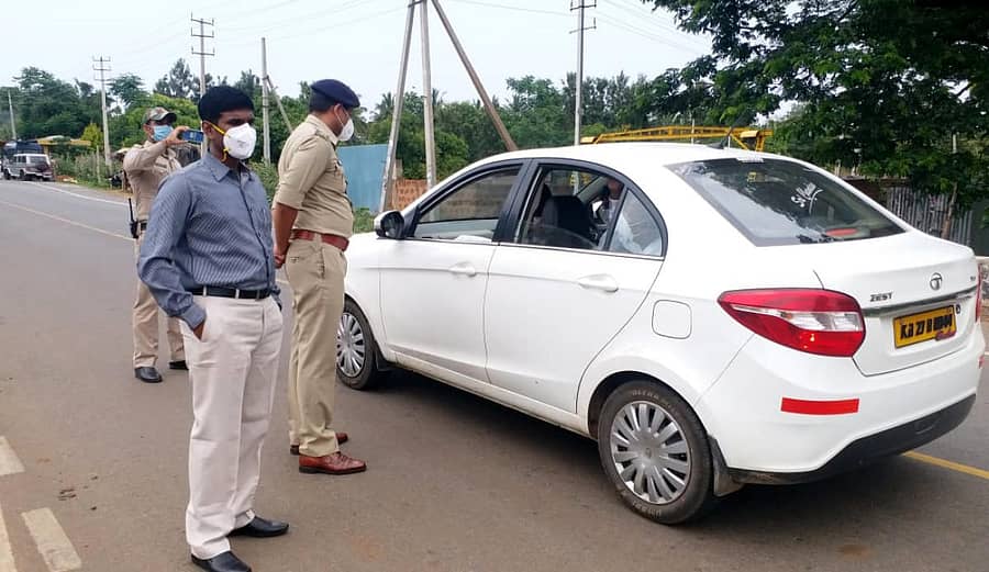 ಶಿವಮೊಗ್ಗ ಜಿಲ್ಲಾಧಿಕಾರಿ, ಜಿಲ್ಲಾ ಪೊಲೀಸ್ ವರಿಷ್ಠಾಧಿಕಾರಿ ಮಂಗಳವಾರ ದಾವಣಗೆರೆ ಜಿಲ್ಲಾ ಗಡಿಯ ಚೆಕ್ಪೋಸ್ಟ್ಗಳಿಗೆ ಭೇಟಿ ನೀಡಿ, ತಪಾಸಣೆ ನಡೆಸಿದರು.