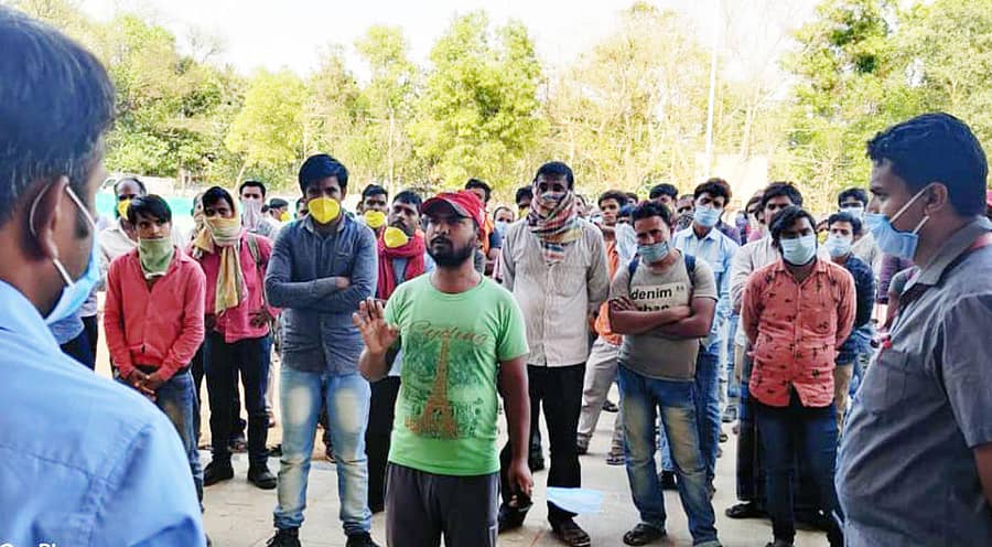 ನಂಜನಗೂಡು ತಾಲ್ಲೂಕಿನ ಅಳಗಂಚಿಯಲ್ಲಿ ಕಟ್ಟಡ ನಿರ್ಮಾಣ ಕಾಮಗಾರಿಗೆ ಬಂದಿದ್ದ ಉತ್ತರ ಭಾರತದ ಕಾರ್ಮಿಕರು ವಾಪಸ್ ತಮ್ಮ ರಾಜ್ಯಕ್ಕೆ ತೆರಳಲು ಅಗತ್ಯ ಸಾರಿಗೆ ಸೌಕರ್ಯ ಕಲ್ಪಿಸುವಂತೆ ಒತ್ತಾಯಿಸಿ ತಹಶೀಲ್ದಾರ್ ಕೆ.ಎಂ.ಮಹೇಶ್ಕುಮಾರ್ ಅವರಿಗೆ ಮಂಗಳವಾರ ಮನವಿ ಮಾಡಿದರು