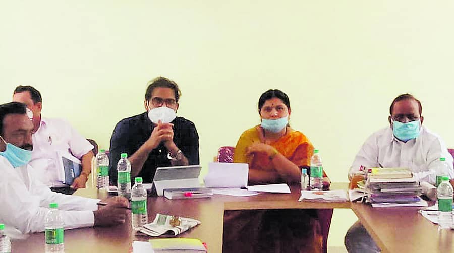 ಬೀದರ್ನ ತೋಟಗಾರಿಕೆ ಇಲಾಖೆ ಕಚೇರಿಯಲ್ಲಿ ಜಿಲ್ಲಾ ಪಂಚಾಯಿತಿ ಅಧ್ಯಕ್ಷೆ ಗೀತಾ ಚಿದ್ರಿ ಕುಡಿಯುವ ನೀರಿನ ಸಮಸ್ಯೆಗೆ ಸಂಬಂಧಿಸಿದಂತೆ ಅಧಿಕಾರಿಗಳ ಸಭೆ ನಡೆಸಿದರು