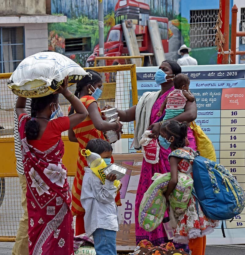 ಬೆಂಗಳೂರಿನಿಂದ ತಮ್ಮ ಊರಿಗೆ ಹೊರಟ ವಲಸೆ ಕಾರ್ಮಿಕರು –-ಪ್ರಜಾವಾಣಿ ಚಿತ್ರ