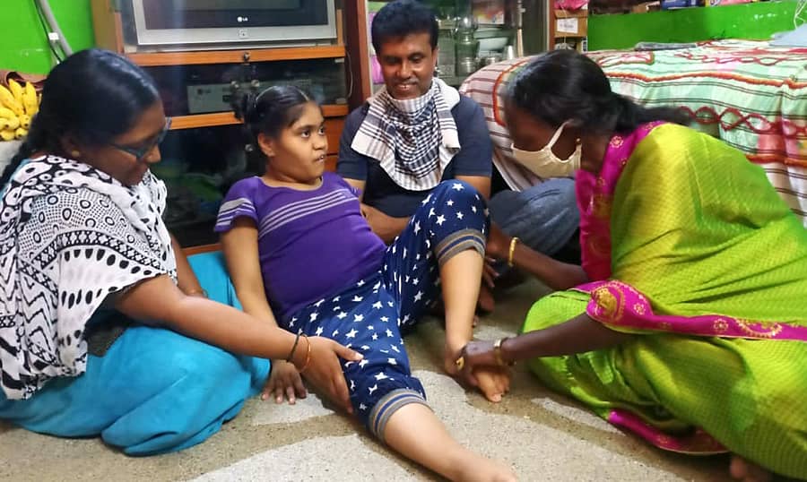 ಮನೆಯಲ್ಲೇ ಇರುವ ವಿಶೇಷ ಮಗುವಿನ ಪೋಷಣೆಯಲ್ಲಿ ತೊಡಗಿರುವ ಶಿಕ್ಷಕಿ ಮತ್ತು ಪೋಷಕರು