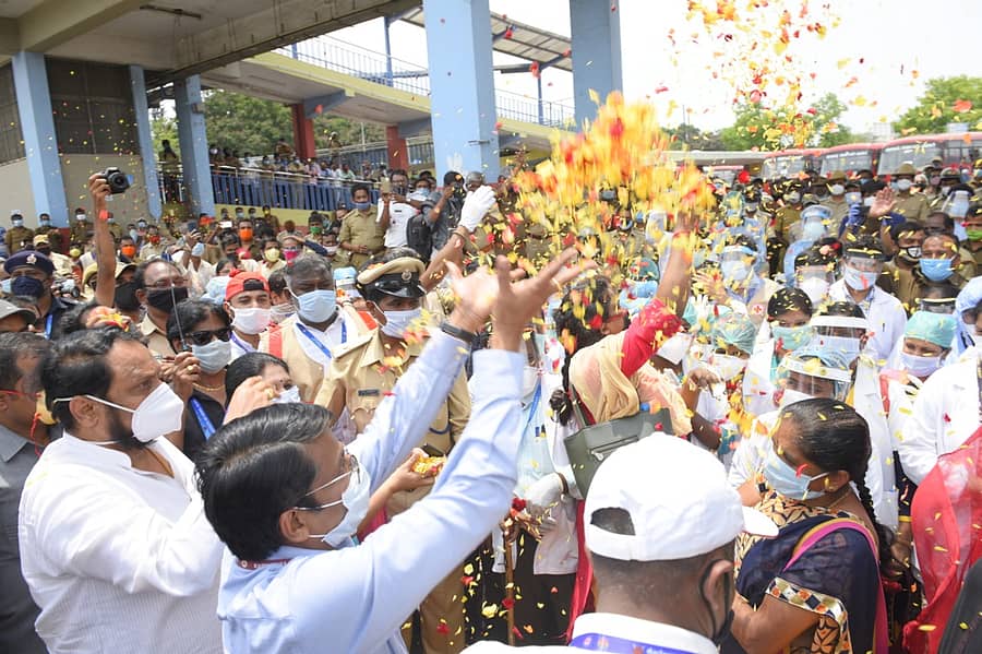 ಸಾರಿಗೆ ಸಚಿವ ಲಕ್ಷಣ ಸವದಿ ಮೆಜೆಸ್ಟಿಕ್‌ನಲ್ಲಿ ಬುಧವಾರ ಕೊರೊನಾ ವಾರಿಯರ್ಸ್‌ ಮೇಲೆ ಪುಷ್ಟವೃಷ್ಟಿ ಮಾಡಿ ಗೌರವ ಸಲ್ಲಿಸಿದರು.