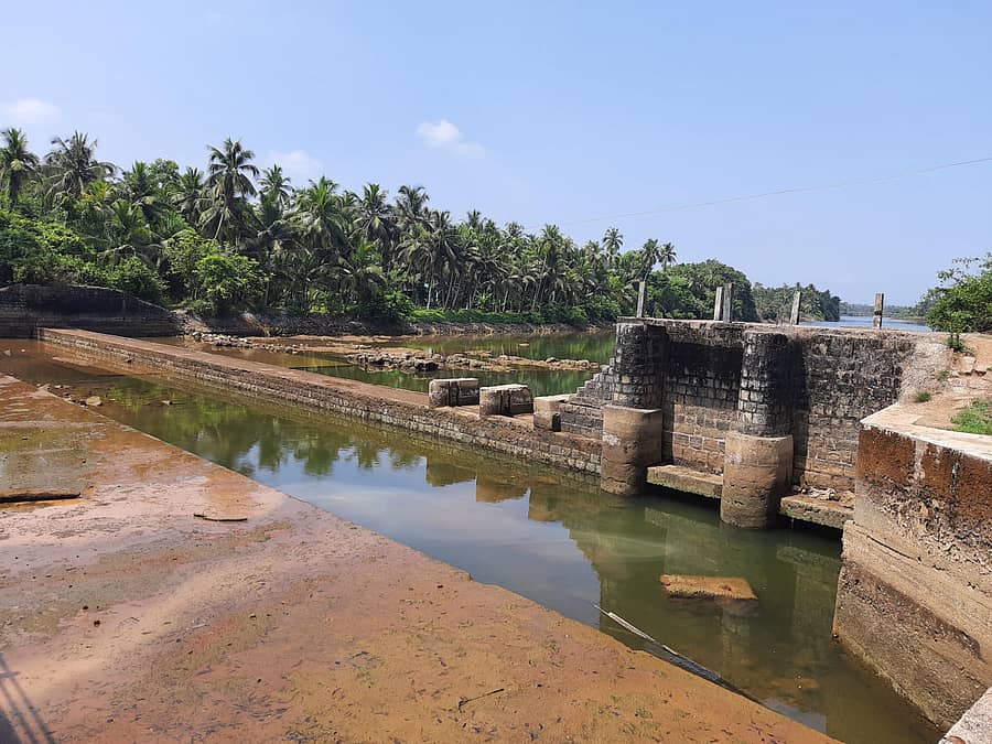 ಮಡಿಸಾಲು ಹೊಳೆಯಲ್ಲಿ ತೆರವು ಮಾಡಲು ಸಿದ್ಧತೆ ನಡೆದಿರುವ ಹಳೆಯ ಕಿಂಡಿ ಅಣೆಕಟ್ಟೆ