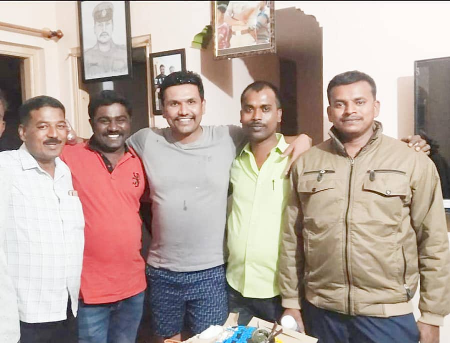 ಗ್ರಾಮಾಂತರ ಪೊಲೀಸ್ ಠಾಣೆ ಕಾನ್ಸ್ಟೆಬಲ್ಗಳೊಂದಿಗೆ ಕರ್ತವ್ಯಲೋಪ ಆರೋಪ ಎದುರಿಸುತ್ತಿರುವ ಎಸ್ಐ ಚೇತನ್ ಗೌಡ (ಮಧ್ಯದಲ್ಲಿರುವವರು)