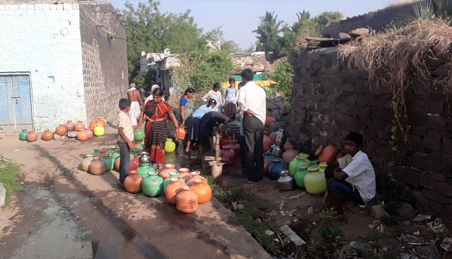 ಅಫಜಲಪುರ ತಾಲ್ಲೂಕಿನ ರೇವೂರ(ಬಿ) ಗ್ರಾಮದಲ್ಲಿ ಜನ ಬುಧವಾರ ನೀರಿಗಾಗಿ ಮುಗಿಬಿದ್ದಿರುವದು