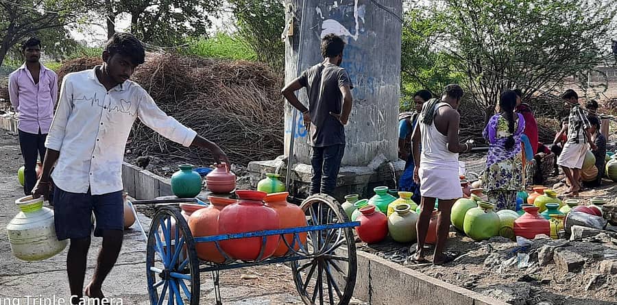 ಯಡ್ರಾಮಿ ತಾಲ್ಲೂಕಿನ ಯಲಗೋಡ ಗ್ರಾಮದಲ್ಲಿ ಕುಡಿಯುವ ನೀರಿಗಾಗಿ ಸಾಲುಗಟ್ಟಿ ನಿಂತ ಜನ