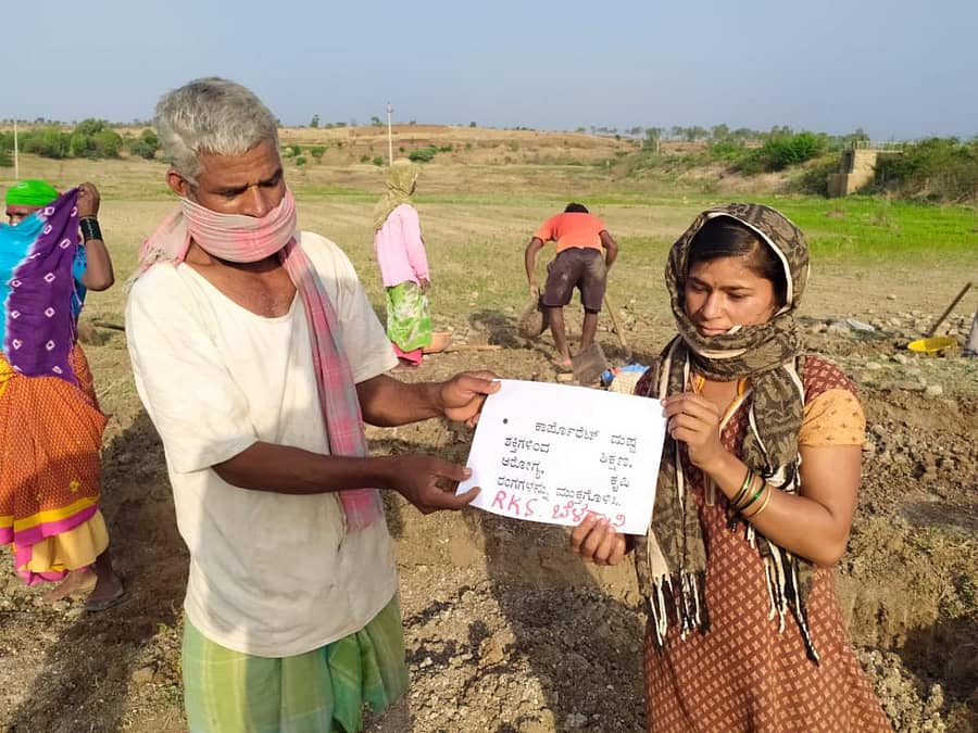 ರೈತರ ವಿವಿಧ ಬೇಡಿಕೆ ಈಡೇರಿಸುವಂತೆ ಆಗ್ರಹಿಸಿ ರೈತ ಕೃಷಿ ಕಾರ್ಮಿಕರ ಸಂಘಟನೆಯವರು ಸವದತ್ತಿ ತಾಲ್ಲೂಕಿನ ಮುಗಳಿಹಾಳ ಗ್ರಾಮದಲ್ಲಿ ಬುಧವಾರ ಆನ್ಲೈನ್ ಚಳವಳಿ ನಡೆಸಿದರು