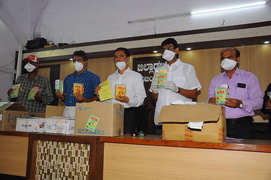 ವಿಜಯಪುರದ ಎ.ವಿ.ಎಸ್ ಆಯುರ್ವೇದ ಕಾಲೇಜಿನ ಫಾರ್ಮಸಿಯಲ್ಲಿ ತಯಾರಿಸಿದ ಕೊರೊನಾ ರೋಗ ನಿರೋಧಕ ಉತ್ಪನ್ನಗಳನ್ನು ಜಿಲ್ಲಾಧಿಕಾರಿ ವೈ.ಎಸ್.ಪಾಟೀಲ, ಜಿಲ್ಲಾ ಪಂಚಾಯ್ತಿ ಸಿಇಒ ಗೋವಿಂದರಡ್ಡಿ, ವಿಧಾನ ಪರಿಷತ್ ಸದಸ್ಯ ಸುನೀಲಗೌಡ ಪಾಟೀಲ, ಮಹಾಂತೇಶ ಬಿರಾದಾರ ಪ್ರದರ್ಶಿಸಿದರು