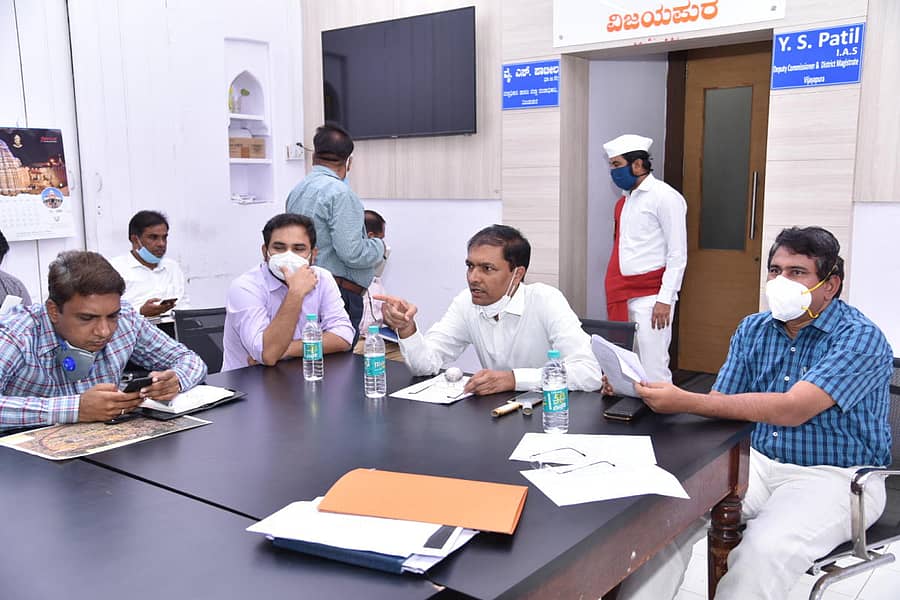 ವಿಜಯಪುರ ಜಿಲ್ಲಾಧಿಕಾರಿಗಳ ಕಚೇರಿ ಸಭಾಂಗಣದಲ್ಲಿ ಬುಧವಾರ ವಿವಿಧ ಇಲಾಖೆ ಅಧಿಕಾರಿಗಳೊಂದಿಗೆ ನಡೆದ ಸಭೆಯಲ್ಲಿ ಜಿಲ್ಲಾಧಿಕಾರಿ ವೈ.ಎಸ್.ಪಾಟೀಲ  ಮಾತನಾಡಿದರು