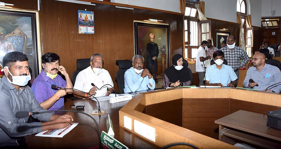 ನಗರಾಭಿವೃದ್ಧಿ ಸಚಿವ ಬಿ.ಎ.ಬಸವರಾಜ ನೇತೃತ್ವದಲ್ಲಿ ಪಾಲಿಕೆ ಸಭೆ ನಡೆಯಿತು. ಎಸ್.ಟಿ.ಸೋಮಶೇಖರ್, ಪ್ರತಾಪ ಸಿಂಹ, ಎಸ್.ಎ.ರಾಮದಾಸ್, ತಸ್ನೀಂ, ಅಭಿರಾಂ ಜಿ.ಶಂಕರ್, ಗುರುದತ್ತ ಹೆಗಡೆ ಇದ್ದಾರೆ