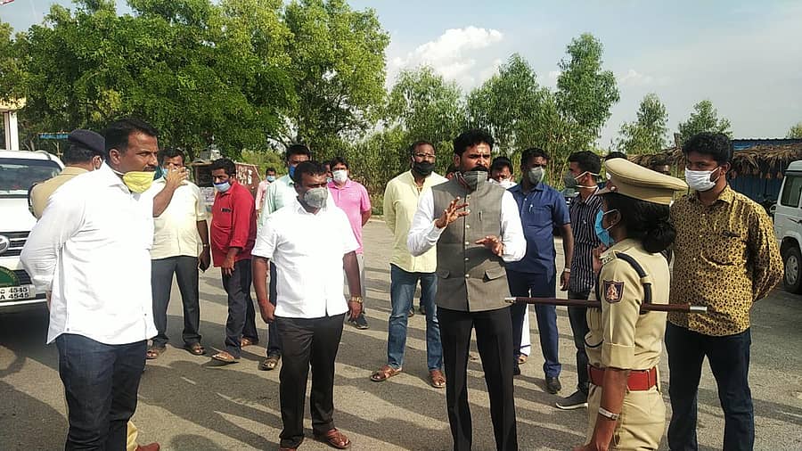 ಕೆಂಪಾಪುರ ಚೆಕ್‌ಪೋಸ್ಟ್‌ ಕಾರ್ಯವಿಧಾನದ ಬಗ್ಗೆ ಸಂಸದ ಎಸ್‌.ಮುನಿಸ್ವಾಮಿ ಅವರು ಜಿಲ್ಲಾ ಪೊಲೀಸ್ ವರಿಷ್ಠಾಧಿಕಾರಿ ಎಂ.ಎಸ್.ಮೊಹಮದ್ ಸುಜೀತಾ ಅವರಿಂದ ಗುರುವಾರ ಮಾಹಿತಿ ಪಡೆದರು