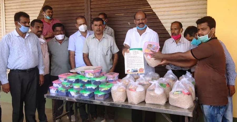 ಬಾಳೆಹೊನ್ನೂರಿನ ವಿದ್ಯಾಗಣಪತಿ ಸಮುದಾಯಭವನದಲ್ಲಿ ಗುರುವಾರ ಸವಿತಾ ಸಮಾಜದವರಿಗೆ ಸ್ಯಾನಿಟೈಸರ್, ಆಹಾರ ಸಾಮಗ್ರಿ ಕಿಟ್ ಅನ್ನು ಶಾಸಕ ಟಿ.ಡಿ.ರಾಜೇಗೌಡ ವಿತರಿಸಿದರು.