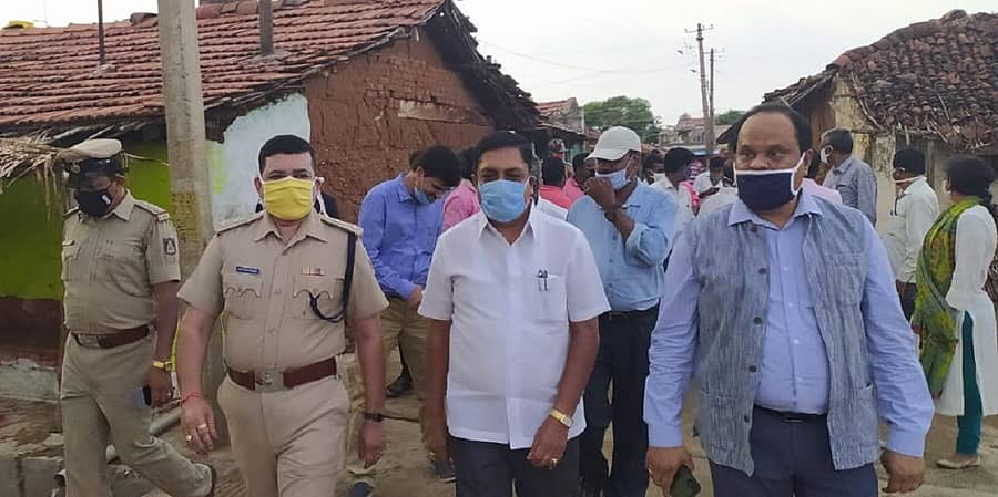 ಬೆಳತ್ತೂರು ಗ್ರಾಮಕ್ಕೆ ಶಾಸಕ ಆರ್.ನರೇಂದ್ರ, ಜಿಲ್ಲಾಧಿಕಾರಿ ಡಾ.ಎಂ.ಆರ್.ರವಿ, ಜಿಲ್ಲಾ ಪೊಲೀಸ್ ವರಿಷ್ಠಾಧಿಕಾರಿ ಎಚ್.ಡಿ.ಆನಂದಕುಮಾರ್ ಸೇರಿದಂತೆ ಅಧಿಕಾರಿಗಳು ಗುರುವಾರ ಭೇಟಿ ನೀಡಿದರು