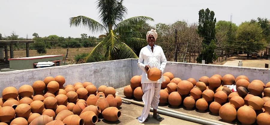 ಚಿಂಚೋಳಿ ತಾಲ್ಲೂಕು ಸುಲೇಪೇಟದಲ್ಲಿ ಮಡಕೆ ಮಾರಾಟವಾಗದೆ ಇರುವುದನ್ನು ಕುಂಬಾರ ತೋರಿಸಿದರು