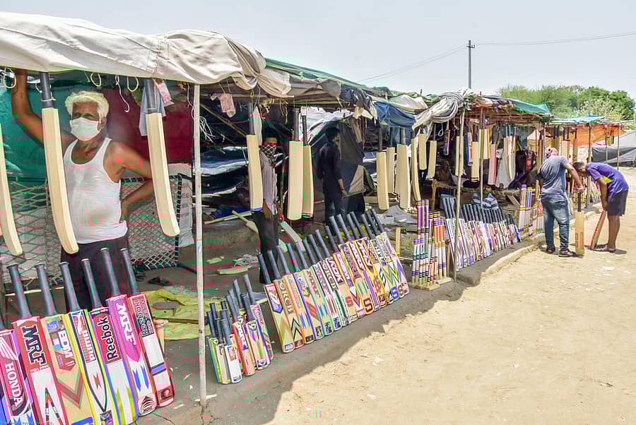 ಕಲಬುರ್ಗಿಯ ಸೂಪರ್ ಮಾರ್ಕೆಟ್ ಆವರಣದಲ್ಲಿ ಬ್ಯಾಟು ಮತ್ತು ಸ್ಟಂಪ್ಗಳ ತಯಾರು ಮತ್ತು ಮಾರಾಟ ಸ್ಥಳ –ಚಿತ್ರ: ಪ್ರಶಾಂತ್ ಎಚ್.ಜಿ