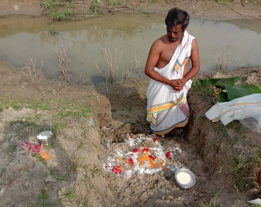 ಸಂತೇಬಾಚಹಳ್ಳಿ ಹೋಬಳಿಯ ಸಾರಂಗಿ ಗ್ರಾಮದಲ್ಲಿ ಕೋತಿಯು ಆಕಸ್ಮಿಕ ಮರಣಹೊಂದಿದ್ದ ಕೋತಿಯ ತಿಥಿ ಕಾರ್ಯವನ್ನು ಆಂಜನೇಯ ಸ್ವಾಮಿ ದೇವಸ್ಥಾನದ ಅರ್ಚಕ ನಾರಾಯಣಸ್ವಾಮಿ ನೇರವೇರಿಸಿದರು