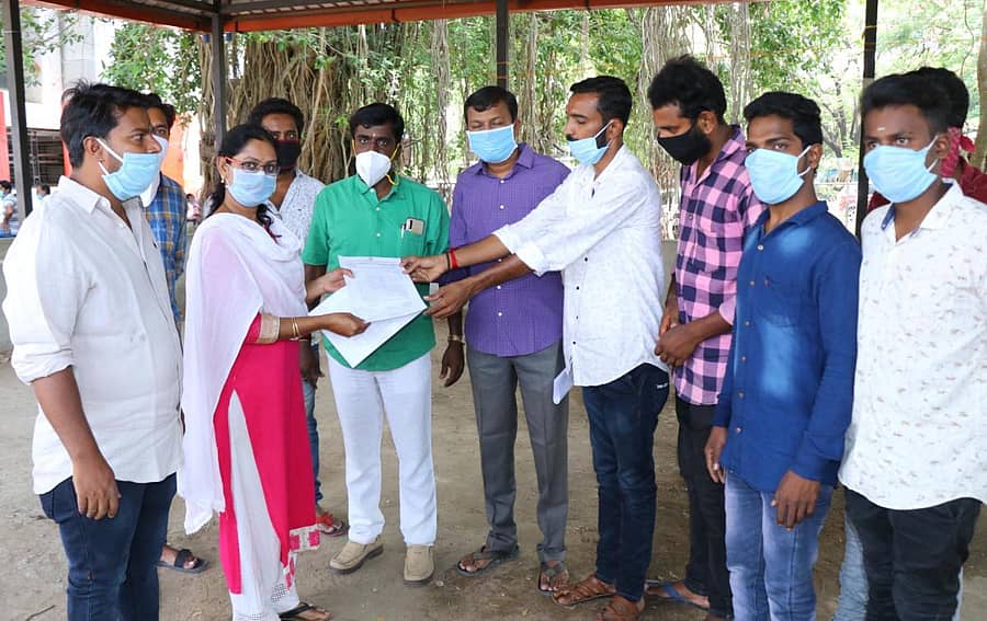 ಶಿವಮೊಗ್ಗ ಜಿಲ್ಲಾ ಗಡಿಯ ಚೆಕ್ಪೋಸ್ಟ್ಗಳನ್ನು ಬಿಗಿಗೊಳಿಸಬೇಕು ಎಂದು ಆಗ್ರಹಿಸಿ ಯುವ ಕಾಂಗ್ರೆಸ್ ಕಾರ್ಯಕರ್ತರು ಜಿಲ್ಲಾಡಳಿತಕ್ಕೆ ಮನವಿ ಸಲ್ಲಿಸಿದರು.