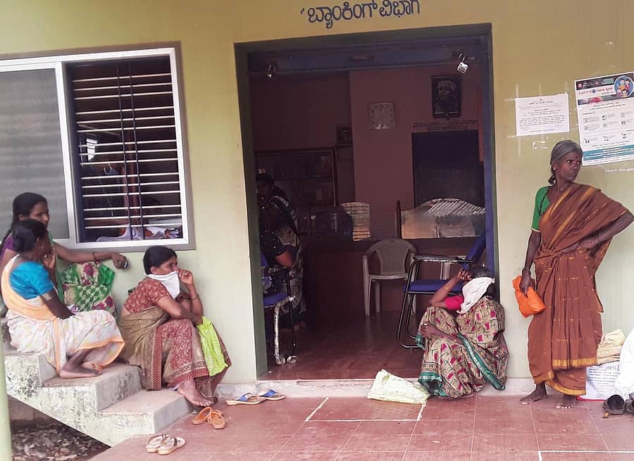 ಕೊಪ್ಪ ತಾಲ್ಲೂಕಿನ ಗಡಿಕಲ್ನಲ್ಲಿ ಪಡಿತರ ಪಡೆಯಲು ಪಡಿತರದಾರರು ಕಾದು ಕುಳಿತಿದ್ದರು.