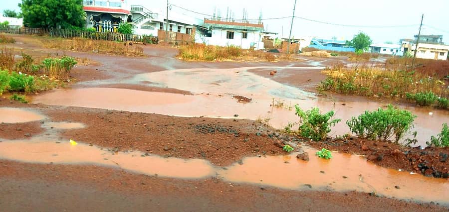 ಹುಮನಾಬಾದ್‍ನ ಟೀಚರ್ಸ್‌ ಕಾಲೊನಿಯ ರಸ್ತೆಯ ಮೇಲೆ ನೀರು ನಿಂತಿರುವುದು