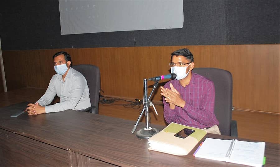 ಯಾದಗಿರಿಯಲ್ಲಿ ಶುಕ್ರವಾರ ಹಮ್ಮಿಕೊಂಡಿದ್ದ ‘ಹೆಲ್ತ್ ವಾಚ್ ಆ್ಯಪ್’ ಕಾರ್ಯಾಗಾರದಲ್ಲಿ ಜಿಲ್ಲಾಧಿಕಾರಿ ಎಂ.ಕೂರ್ಮಾರಾವ್‌ ಮಾತನಾಡಿದರು