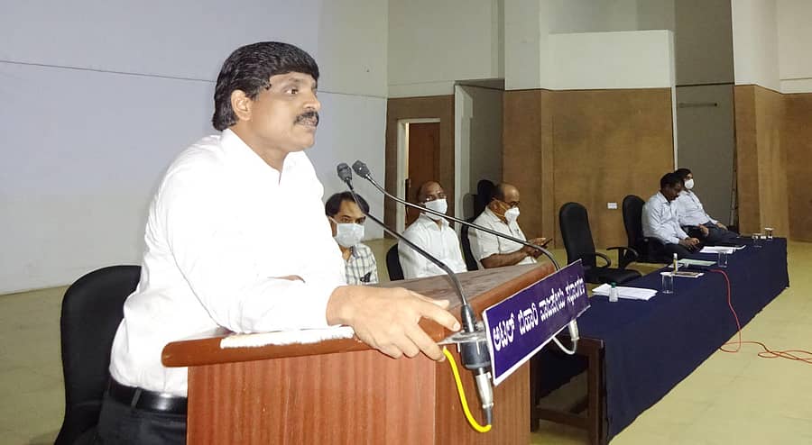 ಶುಕ್ರವಾರ ರಜತಾದ್ರಿಯ ಸಭಾಂಗಣದಲ್ಲಿ ನಡೆದ ಸರ್ಕಾರಿ ಮತ್ತು ಖಾಸಗಿ ಶಾಲಾ ಮುಖ್ಯೋಪಾಧ್ಯಾಯರ ಹಾಗೂ ವಸತಿ ಶಾಲೆಗಳ ಮುಖ್ಯಸ್ಥರ ಸಭೆಯಲ್ಲಿ ಜಿಲ್ಲಾಧಿಕಾರಿ ಜಿ.ಜಗದೀಶ್ ಮಾತನಾಡಿದರು.