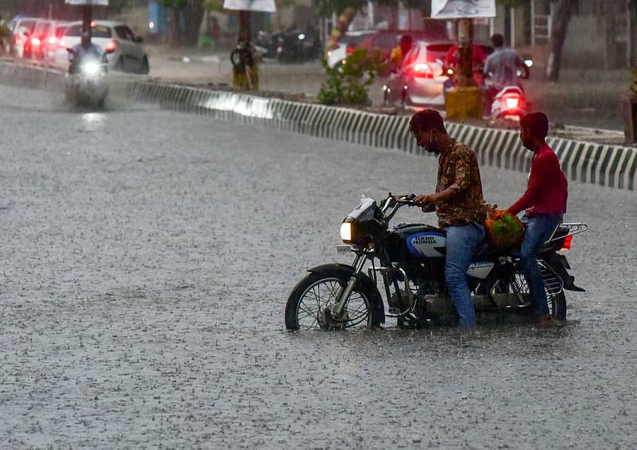 ಕಲಬುರ್ಗಿಯಲ್ಲಿ ಶುಕ್ರವಾರ ಮಳೆಯಿಂದ ರಸ್ತೆಯಲ್ಲಿ ನೀರು ನಿಂತ ಕಾರಣ ವಾಹನ ಸವಾರರು ಸಂಚರಿಸಲು ಪ್ರಯಾಸಪಟ್ಟರುಪ್ರಜಾವಾಣಿ ಚಿತ್ರ/ಪ್ರಶಾಂತ ಎಚ್‌.ಜಿ