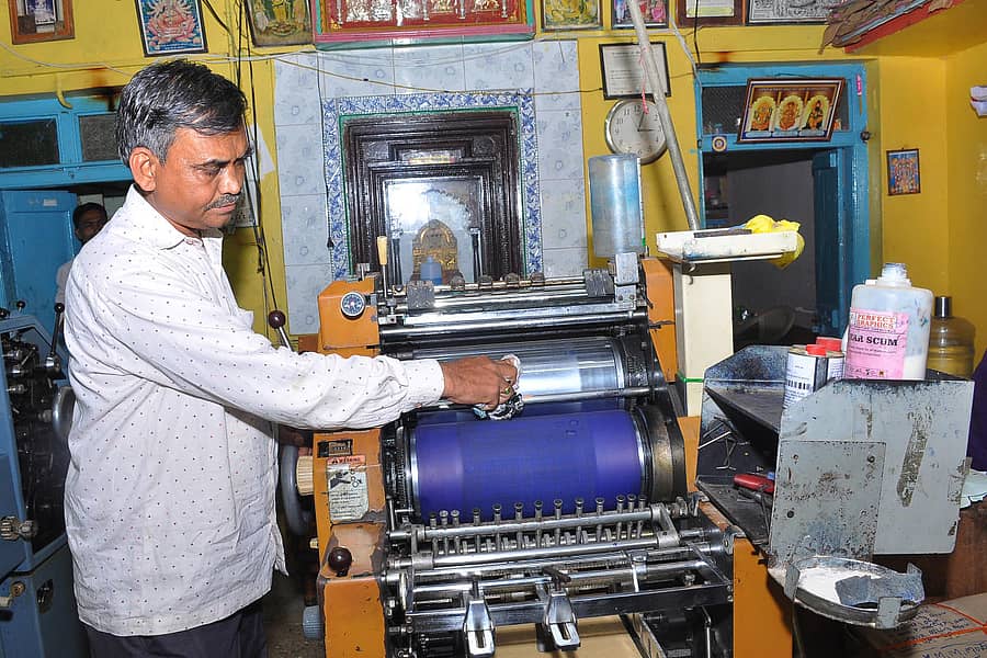 45 ದಿನಗಳಿಂದ ಸ್ಥಗಿತಗೊಂಡಿದ್ದ ಮುದ್ರಣ ಯಂತ್ರವನ್ನು ಚಾಲನೆಗೊಳಿಸಿ, ಪರೀಕ್ಷಿಸುತ್ತಿರುವ ಹಾವೇರಿಯ ಗಾಯತ್ರಿ ಪ್ರಿಂಟರ್ಸ್ ಮಾಲೀಕ ವಸಂತ ಆರ್.ಹಾವನೂರ –ಪ್ರಜಾವಾಣಿ ಚಿತ್ರ