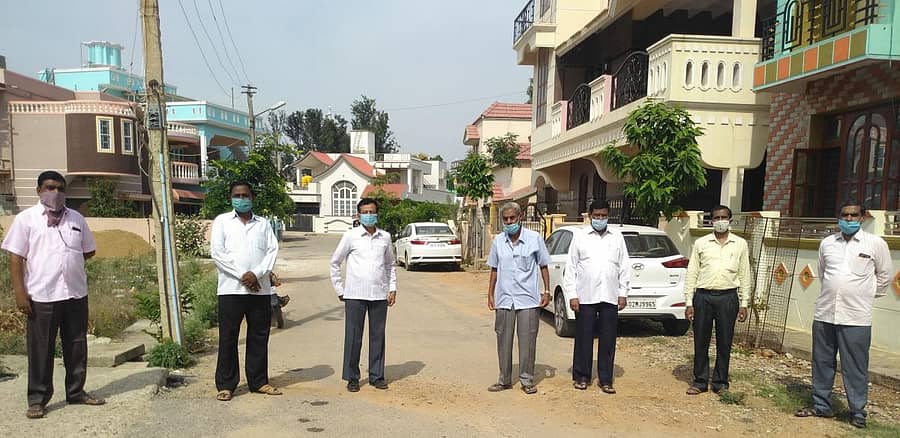 ನೀರಿನ ಸಮಸ್ಯೆ ಪರಿಹಾರಕ್ಕೆ ಒತ್ತಾಯಿಸಿ ಕೋಲಾರದ ಕುವೆಂಪು ನಗರ ನಿವಾಸಿಗಳು ಶುಕ್ರವಾರ ಧರಣಿ ನಡೆಸಿದರು.