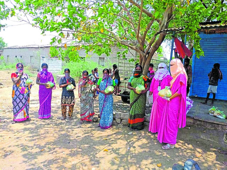ಶ್ರೀನಿವಾಸಪುರ ಪಿಎಚ್‌ಸಿ ಆಶಾ ಕಾರ್ಯಕರ್ತೆಯರು ಸಾಮಗ್ರಿ ವಿತರಿಸಿದರು
