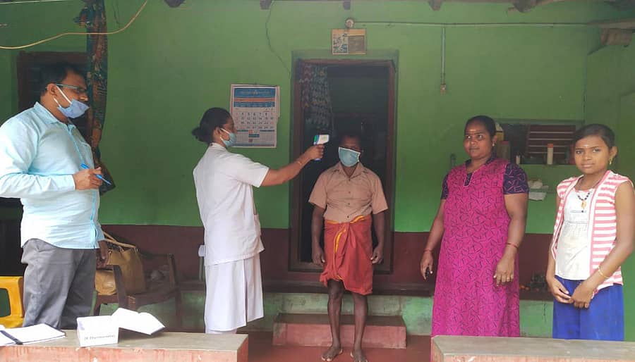ನರಸಿಂಹರಾಜಪುರ ತಾಲ್ಲೂಕಿಗೆ ಹೊರ ಜಿಲ್ಲೆಗಳಿಂದ ಬಂದವರ ಮನೆಗೆ ಆರೋಗ್ಯ ಕಾರ್ಯಕರ್ತರು ತೆರಳಿ ಥರ್ಮಲ್ ಸ್ಕ್ಯಾನರ್ನಲ್ಲಿ ಜ್ವರ ತಪಾಸಣೆ ನಡೆಸಿದರು.