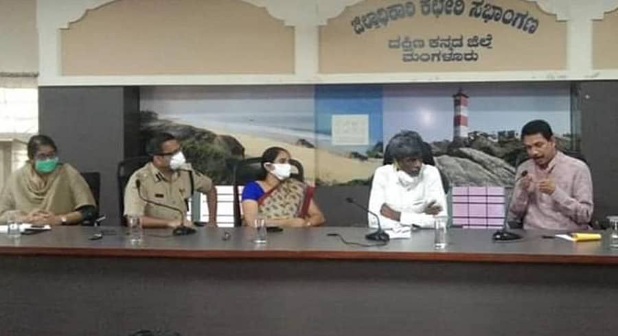 ಮಂಗಳೂರಿನ ಜಿಲ್ಲಾಧಿಕಾರಿ ಕಚೇರಿಯಲ್ಲಿ ನಡೆದ ಸಭೆಯಲ್ಲಿ ಸಂಸದ ನಳಿನ್ಕುಮಾರ್ ಮಾತನಾಡಿದರು.