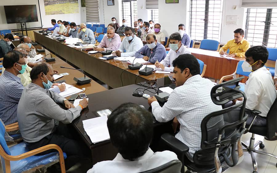 ಶಿವಮೊಗ್ಗ ಜಿಲ್ಲಾಧಿಕಾರಿ ಕಚೇರಿಯಲ್ಲಿ ಶುಕ್ರವಾರ ನಡೆದ ರಸ್ತೆ ಅಭಿವೃದ್ಧಿ ಪ್ರಗತಿ ಪರಿಶೀಲನಾ ಸಭೆಯಲ್ಲಿ ಸಂಸದ ಬಿ.ವೈ.ರಾಘವೇಂದ್ರ ಮಾತನಾಡಿದರು.