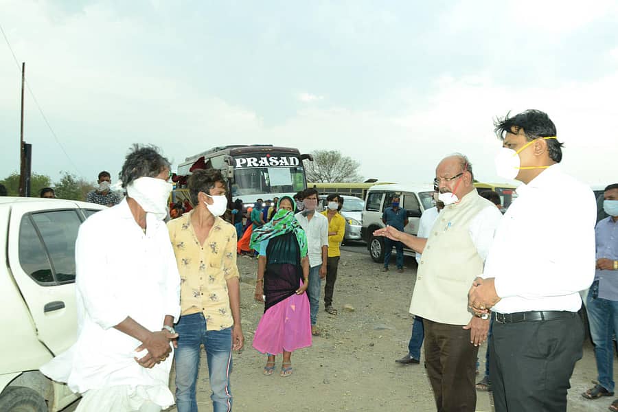 ಮಹಾರಾಷ್ಟ್ರ ಗಡಿಗೆ ಹೊಂದಿಕೊಂಡ ವಾಗ್ಧರಿಯಲ್ಲಿ ಶುಕ್ರವಾರ ಕಾರ್ಮಿಕರನ್ನು ಸಂಸದ ಡಾ.ಉಮೇಶ ಜಾಧವ ಹಾಗೂ ಜಿಲ್ಲಾಧಿಕಾರಿ ಬಿ.ಶರತ್ ಶುಕ್ರವಾರ ಭೇಟಿಯಾದರು