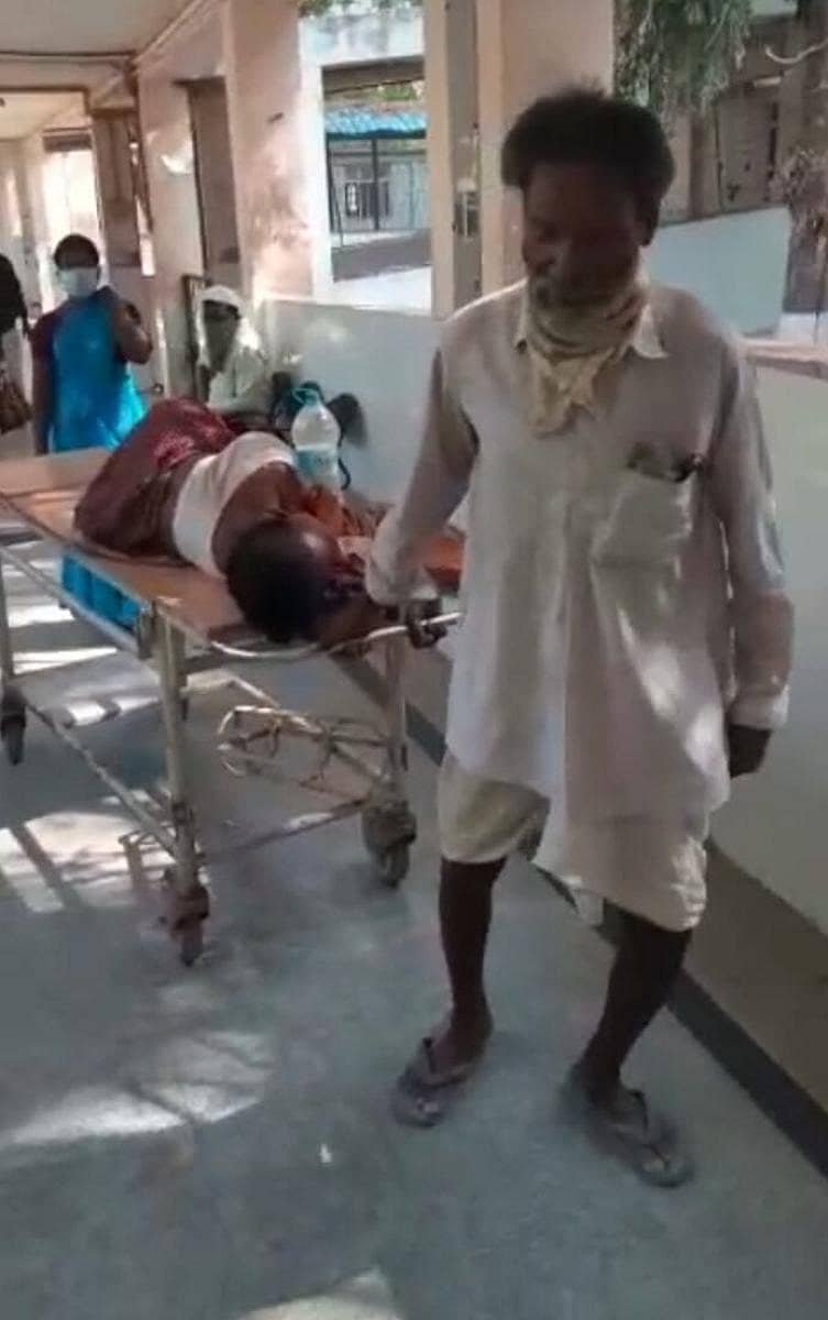 ಕಲಬುರ್ಗಿಯ ಜಿಮ್ಸ್ನಲ್ಲಿ ವೃದ್ಧರೊಬ್ಬರು ನಿತ್ರಾಣ ಸ್ಥಿತಿಯಲ್ಲಿದ್ದ ತಮ್ಮ ಪತ್ನಿಯನ್ನು ಸ್ಟ್ರೆಚರ್ ಮೇಲೆ ಮಲಗಿಸಿ, ತಾವೇ ಎಳೆದುಕೊಂಡು ಹೋದರು