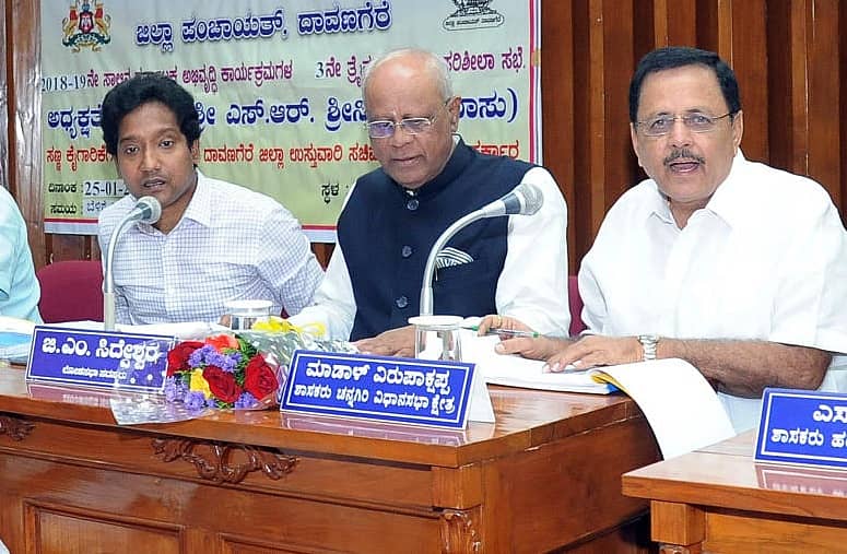 ಒಂದೇ ವೇದಿಕೆಯಲ್ಲಿ ಸಂಸದ ಜಿ.ಎಂ. ಸಿದ್ದೇಶ್ವರ್ ಹಾಗೂ ಶಾಸಕ ಮಾಡಾಳ್ ವಿರುಪಾಕ್ಷಪ್ಪ (ಸಾಂದರ್ಭಿಕ ಚಿತ್ರ)