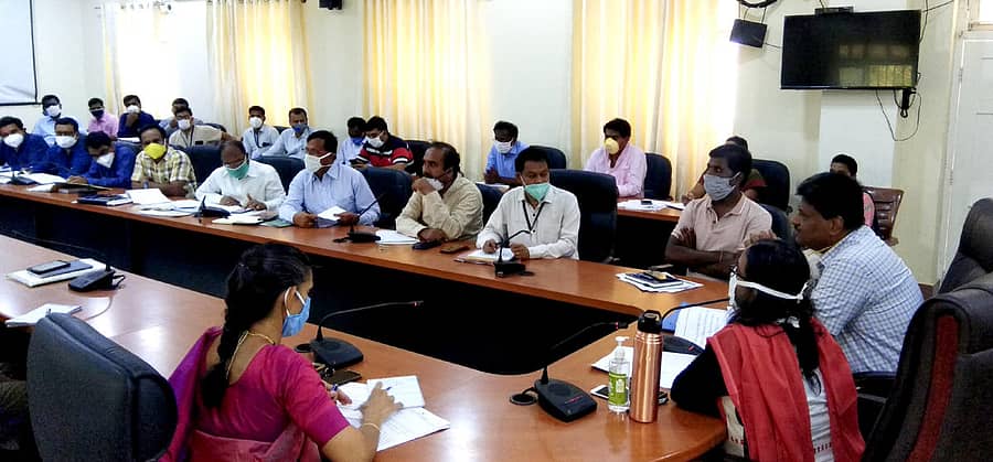 ಚಿತ್ರದುರ್ಗದಲ್ಲಿ ಶನಿವಾರ ನಡೆದ ಕೋವಿಡ್-19 ಪರಿಶೀಲನಾ ಸಭೆಯಲ್ಲಿ ಬಿಡಿಎ ಆಯುಕ್ತ ಡಾ. ಪ್ರಕಾಶ್ ಮಾತನಾಡಿದರು. ಜಿಲ್ಲಾಧಿಕಾರಿ ವಿನೋತ್‌ ಪ್ರಿಯಾ, ಜಿಲ್ಲಾ ಪಂಚಾಯಿತಿ ಸಿಇಒ ಹೊನ್ನಾಂಬ ಇದ್ದರು.