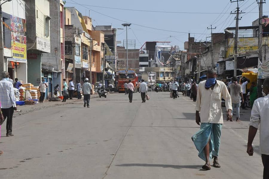 ಅಗತ್ಯ ವಸ್ತುಗಳ ಖರೀದಿಗಾಗಿ ಶನಿವಾರ ಗದಗ ಮಾರುಕಟ್ಟೆಗೆ ಮುಗಿಬಿದ್ದ ಜನ