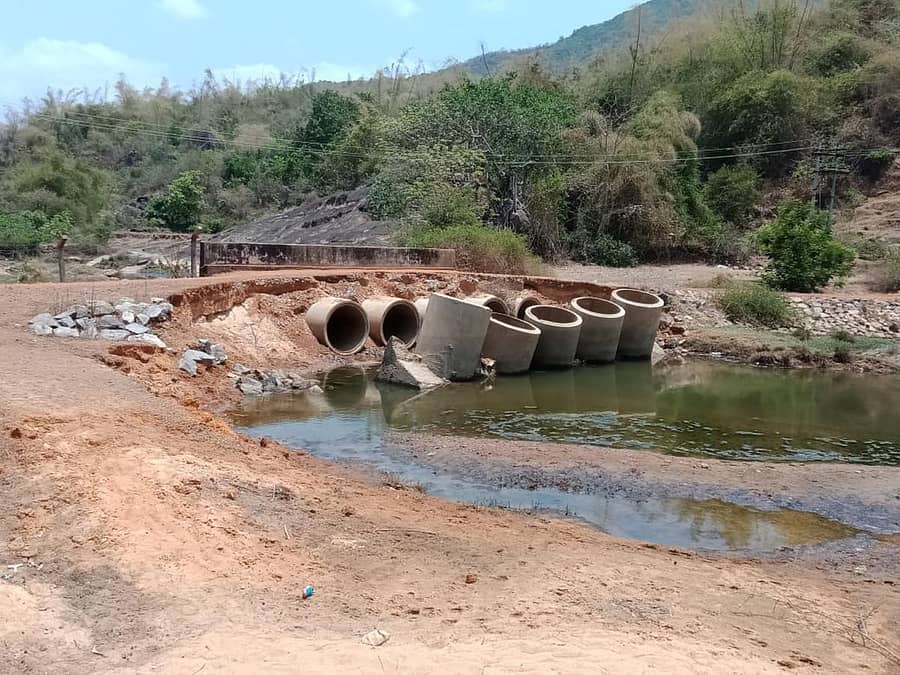 ಮುದಗಾ ಪುನರ್ವಸತಿ ಕೇಂದ್ರದಿಂದ ಹಾರ್ವಾಡ ಪುನರ್ವಸತಿ ಕೇಂದ್ರಕ್ಕೆ ಹೋಗುವ ರಸ್ತೆಯ ಸ್ಥಿತಿ ಹೀಗಿದೆ