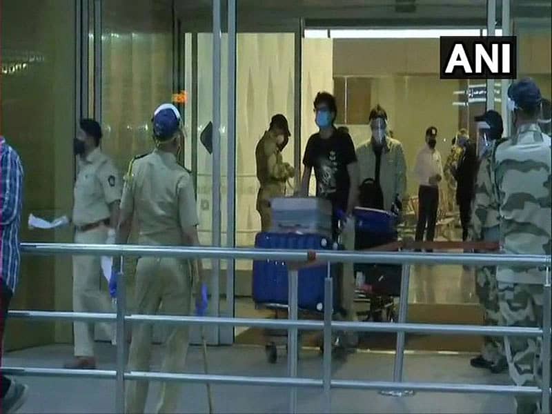 ಲಂಡನ್ನಿಂದ ಮುಂಬೈನ ಛತ್ರಪತಿ ಶಿವಾಜಿ ಅಂತರರಾಷ್ಟ್ರೀಯ ವಿಮಾನ ನಿಲ್ದಾಣ ತಲುಪಿದ ಜನರು –ಎಎನ್ಐ ಚಿತ್ರ