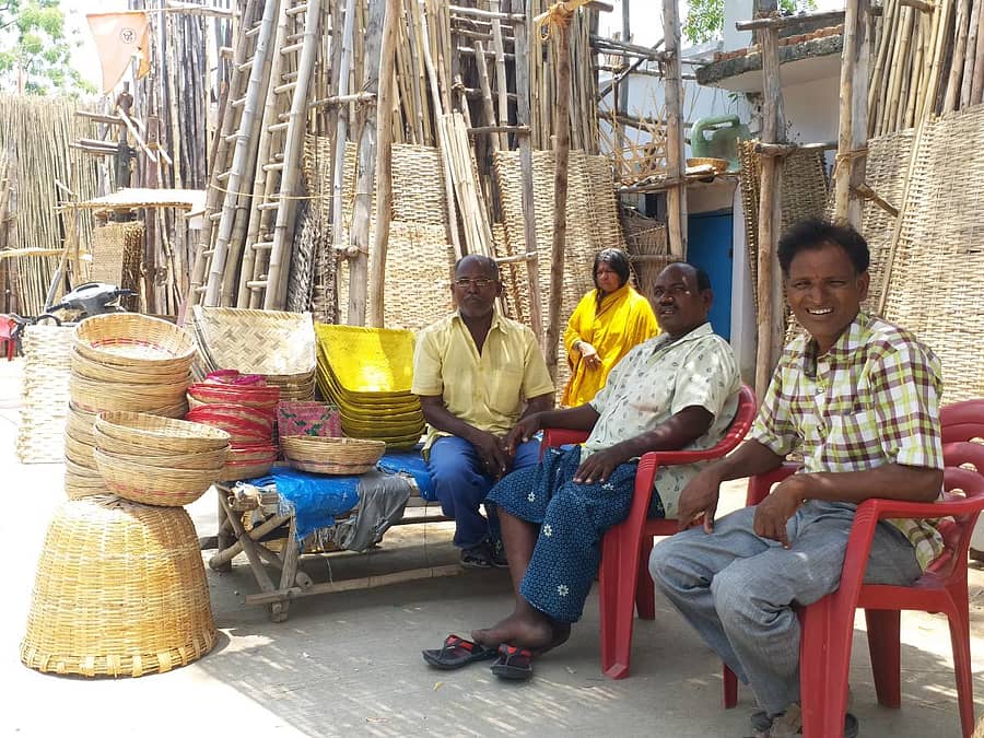 ರಾಯಚುರಿನ ಮ್ಯಾದರ್ ವಾಡಿಯಲ್ಲಿ ಖರೀದಿಯಿಲ್ಲದ ಕಾರಣ ವ್ಯಾಪಾರಸ್ಥರು ಅಂಗಡಿಯ ಮುಂದೆ ಗ್ರಾಹಕರಿಗಾಗಿ ಕಾದು ಕುಳಿತಿರುವುದು