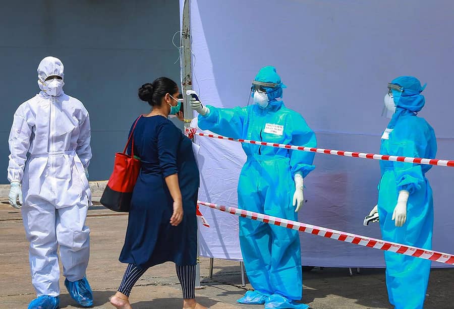 ಐಎನ್ಎಸ್ ಜಲಾಶ್ವ ನೌಕೆಯಲ್ಲಿ ಕೊಚ್ಚಿಗೆ ಬಂದಿಳಿದವರಲ್ಲಿ ಇದ್ದ ಗರ್ಭಿಣಿಯೊಬ್ಬರು ಆರೋಗ್ಯ ತಪಾಸಣೆಗೆ ಒಳಗಾದರು -ಪಿಟಿಐ ಚಿತ್ರ