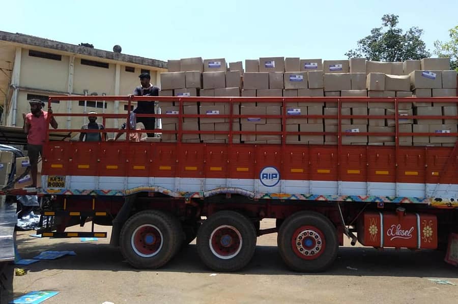 ವಾಹನದಲ್ಲಿ ತುಂಬುತ್ತಿರುವ ಕಾರ್ಮಿಕರಿಗೆ ವಿತರಿಸುವ ಕಿಟ್ಗಳು