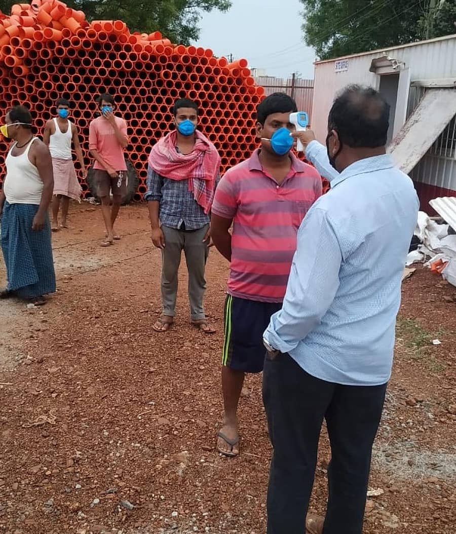 ಹುಬ್ಬಳ್ಳಿಯ ಕೈಗಾರಿಕಾ ಪ್ರದೇಶ ಕುಮಾರೇಶ್ವರ ನಗರದಲ್ಲಿ ರಸ್ತೆ ಕೆಲಸ ಮಾಡುವ ಕಾರ್ಮಿಕರಿಗೆ ಥರ್ಮಲ್ ಸ್ಕ್ರೀನಿಂಗ್ ಮಾಡಿದ ಕಾಮಗಾರಿ ಮೇಲ್ವಿಚಾರಕ