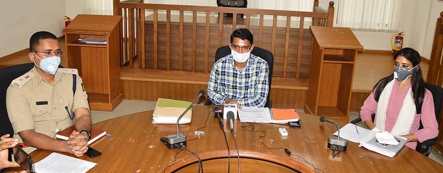 ಯಾದಗಿರಿ ಜಿಲ್ಲಾಧಿಕಾರಿ ಕಚೇರಿಯಲ್ಲಿ ಜಿಲ್ಲಾಧಿಕಾರಿ ಎಂ.ಕೂರ್ಮಾರಾವ್‌ ಸುದ್ದಿಗಾರರರೊಂದಿಗೆ ಮಾತನಾಡಿದರು. ಸಿಇಒ ಶಿಲ್ಪಾ ಶರ್ಮಾ, ಎಸ್‌ಪಿ ಋಷಿಕೇಶ ಭಗವಾನ್ ಸೋನವಣೆ ಇದ್ದರು