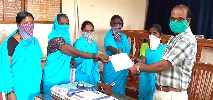 ಸವದತ್ತಿ ತಾಲ್ಲೂಕಿನ ಉಗರಗೋಳದಲ್ಲಿರುವ ಮದ್ಯದಂಗಡಿಗಳ ತೆರವಿಗೆ ಆಗ್ರಹಿಸಿ ಆದಿಶಕ್ತಿ ಮಾತಂಗಿ ದೇವಿ ಮಹಿಳಾ ಸಂಘದವರು ತಹಶೀಲ್ದಾರ್ ಪ್ರಶಾಂತ ಪಾಟೀಲ ಅವರಿಗೆ ಶನಿವಾರ ಮನವಿ ಸಲ್ಲಿಸಿದರು