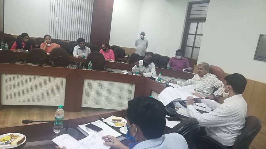 ಅಧಿಕಾರಿಗಳೊಂದಿಗೆ ಉಪಮುಖ್ಯಮಂತ್ರಿ ಉಪಮುಖ್ಯಮಂತ್ರಿ ಗೋವಿಂದ ಕಾರಜೋಳ ಸಭೆ ನಡೆಸಿದರು