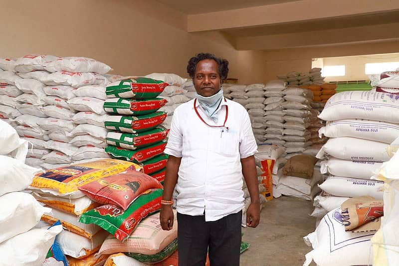 ರಾಯಚೂರಿನ ಎಪಿಎಂಸಿ ಗಂಜ್‌ ಮಳಿಗೆಯಲ್ಲಿ ಮಾರಾಟ ಮಾಡಲು ದಿನಸೀ ಸರಕುಗಳನ್ನು ದಾಸ್ತಾನು ಮಾಡಿಕೊಂಡಿರುವ ಸಗಟು ವ್ಯಾಪಾರಿ ಶ್ರೀನಿವಾಸ ದೇವನಪಲ್ಲಿ