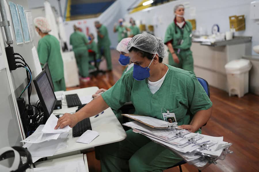 ಬ್ರೆಜಿಲ್ನ ಆಸ್ಪತ್ರೆಯೊಂದರಲ್ಲಿ ಶುಶ್ರೂಷಕರು ಕೊರೊನಾ ವೈರಸ್ ಸೋಂಕಿತರ ಮಾಹಿತಿಗಳ ಪರಾಮರ್ಶೆಯಲ್ಲಿ ತೊಡಗಿರುವುದು. ಚಿತ್ರ: ರಾಯಿಟರ್ಸ್